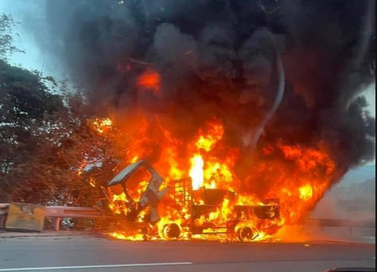 小貨車自燃釀交通壅塞 大溪警方迅速疏導恢復順暢 小貨車自燃釀交通壅塞 大溪警方迅速疏導恢復順暢