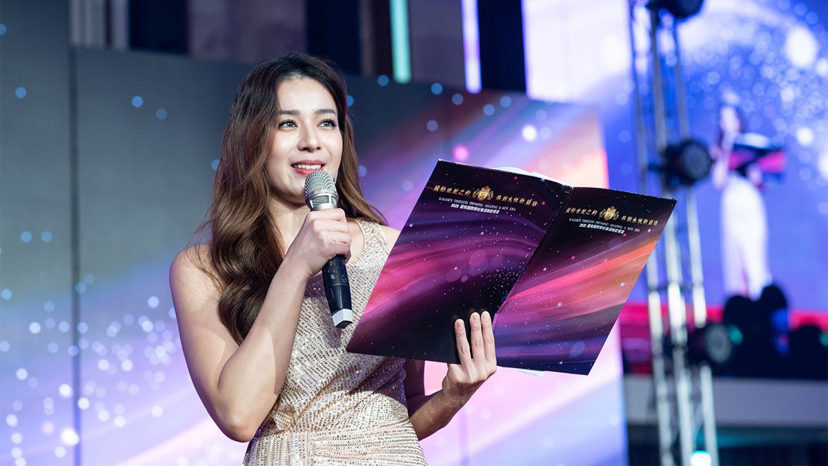 「最美英文老師」網紅Peggy Chen主持母校葳格春酒宴   驚艷全場