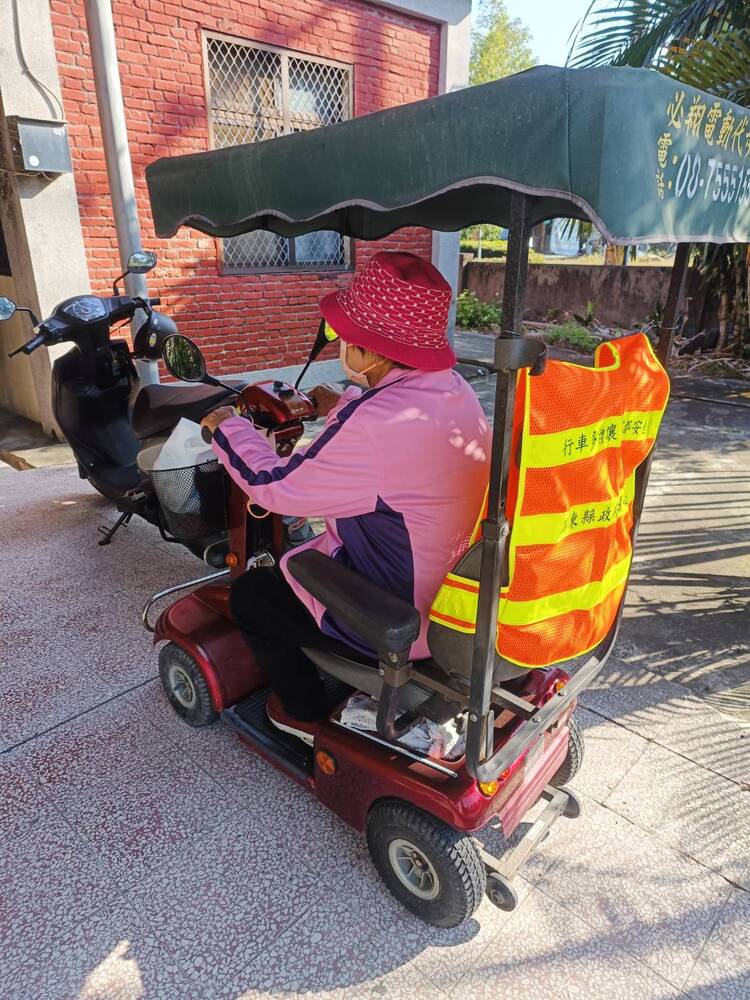 屏縣啟動校園周邊違規取締 分發高齡人車兩用背心 降低道路交通事故風險 屏縣啟動校園周邊違規取締 分發高齡人車兩用背心 降低道路交通事故風險