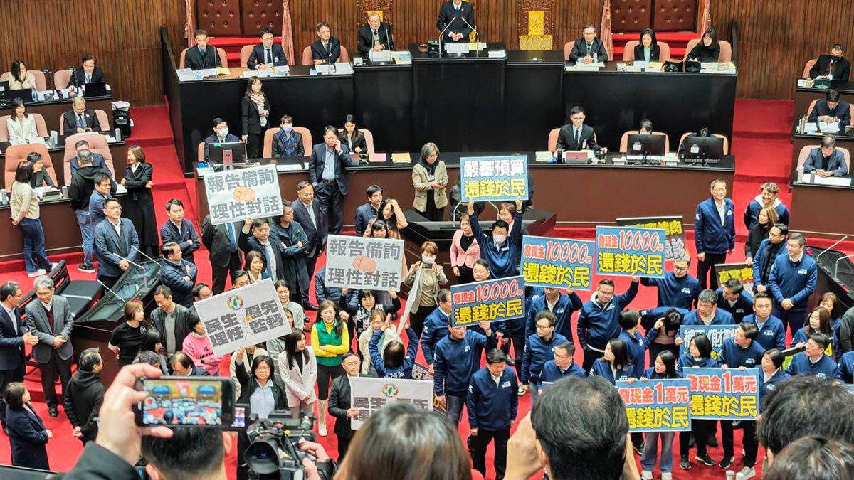 立院開議 朝野攻防激烈 卓榮泰報告遭藍營杯葛 立院開議 朝野攻防激烈 卓榮泰報告遭藍營杯葛
