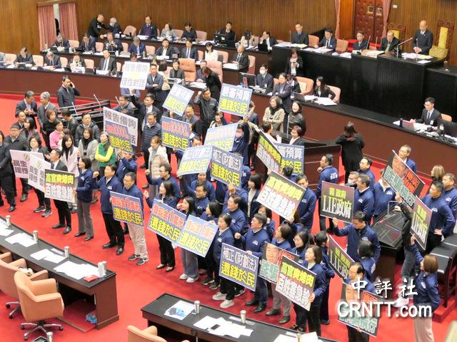 謊言政府,詐騙治國! 藍委衝上台圍住卓榮泰 怒轟不知人間疾苦 謊言政府,詐騙治國! 藍委衝上台圍住卓榮泰 怒轟不知人間疾苦
