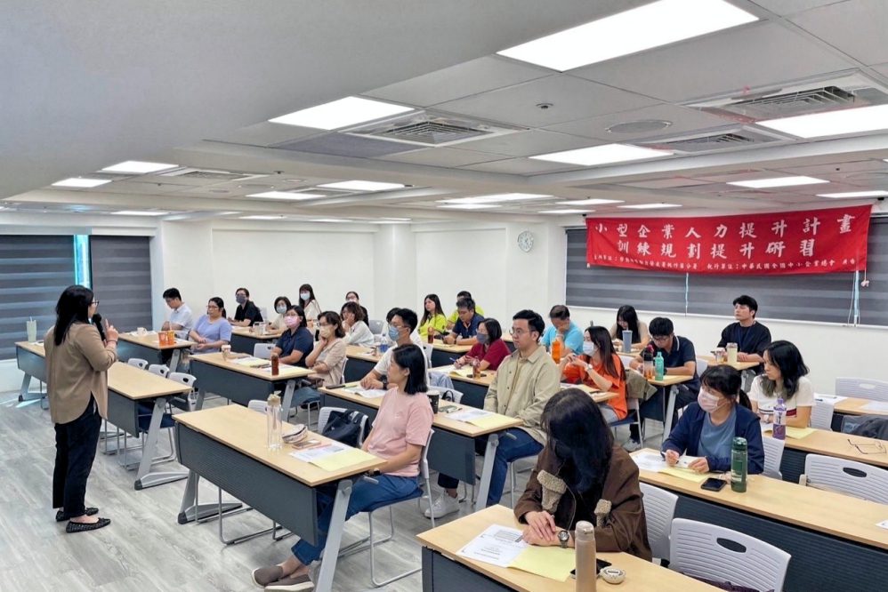 助企業培養綠領人才轉型 政府提供全額補助訓練課程費用並有專業顧問團隊進場輔導 助企業培養綠領人才轉型 政府提供全額補助訓練課程費用並有專業顧問團隊進場輔導
