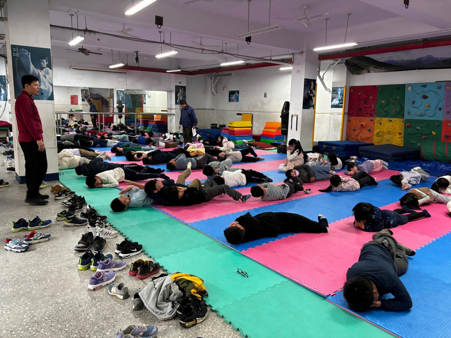 桃園小小消防營開課 200名學生化身救援小英雄 桃園小小消防營開課 200名學生化身救援小英雄