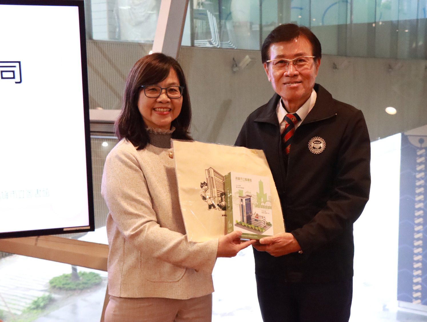 113年中華民國圖書館協會「社會服務獎」 由高市圖推薦義達貿易與冠瑞特裝車熱心閱讀公益奪下 113年中華民國圖書館協會「社會服務獎」 由高市圖推薦義達貿易與冠瑞特裝車熱心閱讀公益奪下