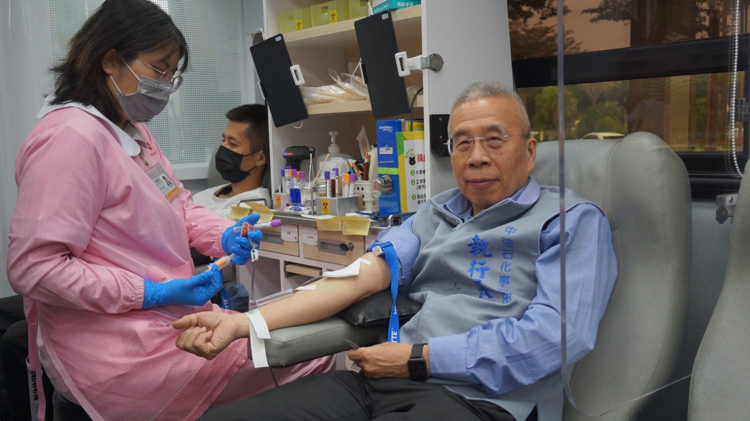 中油石化部事業部執行長黃三泰帶頭挽袖 同仁響應號召捐血獻愛心 中油石化部事業部執行長黃三泰帶頭挽袖 同仁響應號召捐血獻愛心
