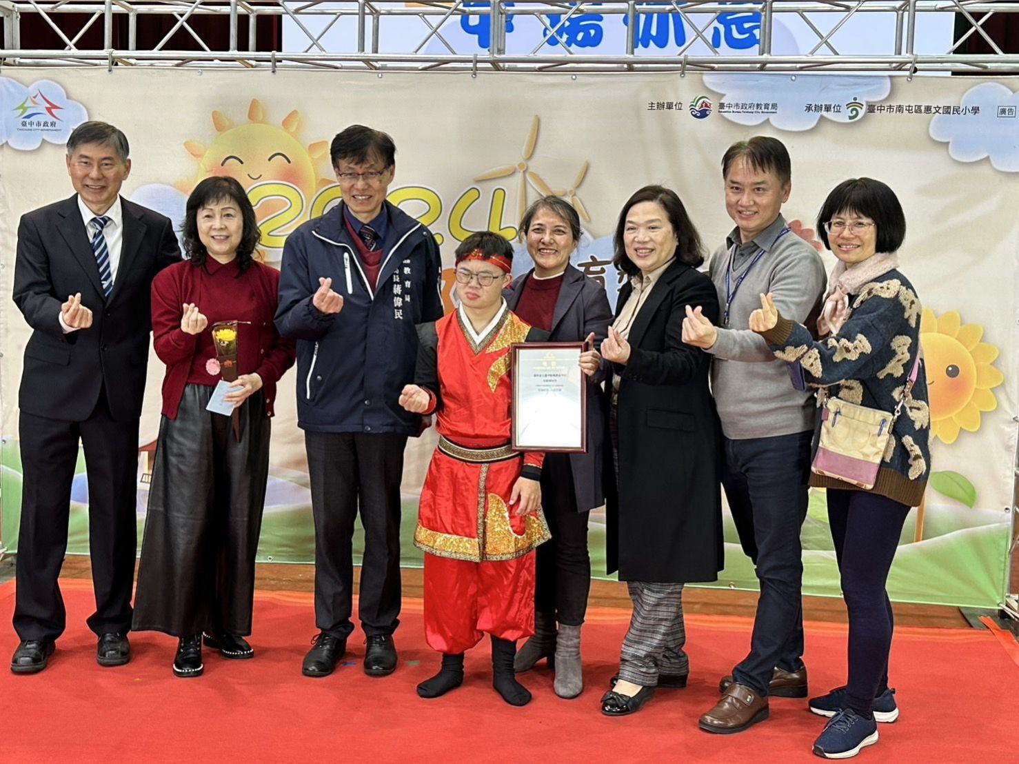 中市頒發向陽教育獎助學金 16名逆境向上學生獲獎 中市頒發向陽教育獎助學金 16名逆境向上學生獲獎