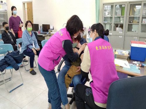 2月26日起提供Moderna JN.1疫苗單劑型用於滿6個月至11歲  幼童接種，呼籲家長儘速攜帶幼童前往接種