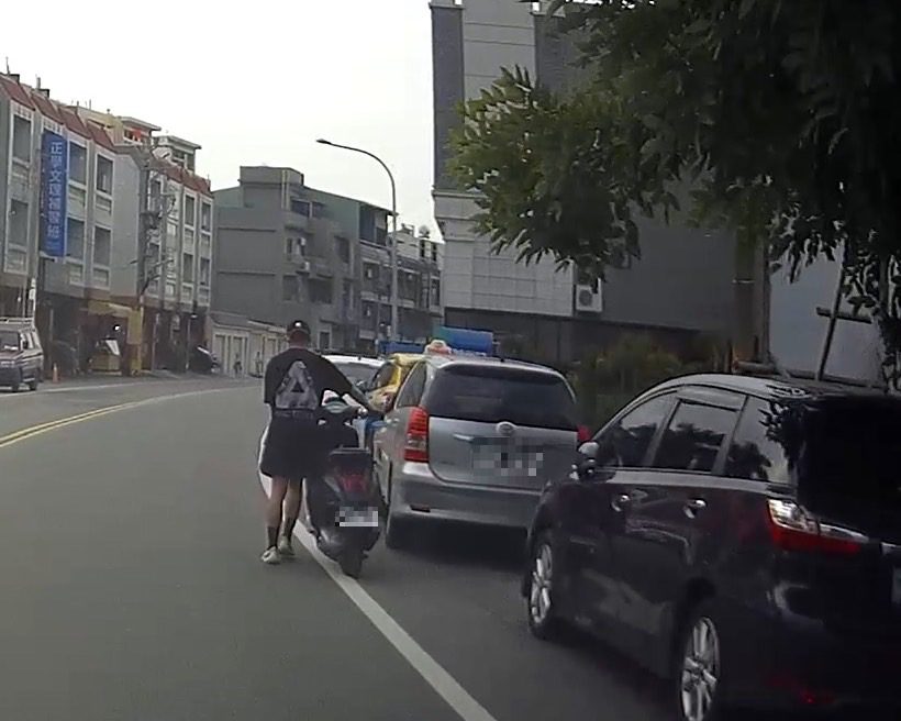 騎到沒電「刁車」 中興暖警助脫困返家 騎到沒電「刁車」 中興暖警助脫困返家