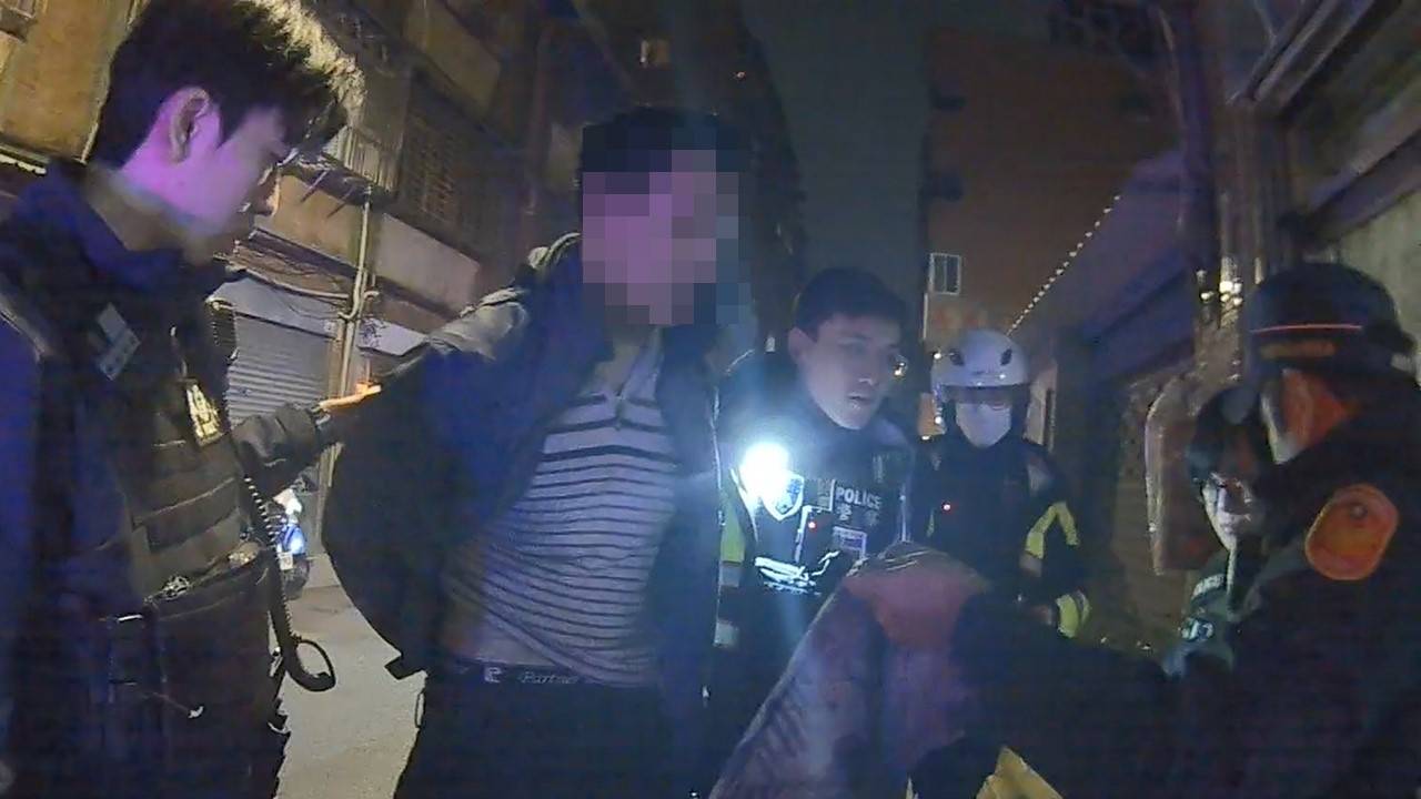 通緝犯假意配合突逃跑 桃園警民追逐200公尺合力壓制 通緝犯假意配合突逃跑 桃園警民追逐200公尺合力壓制