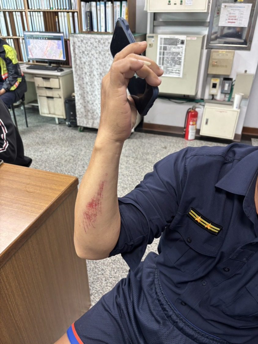 棄車逃逸女子竟是通緝犯並搜出毒品  鼓山警負傷成功逮補 棄車逃逸女子竟是通緝犯並搜出毒品  鼓山警負傷成功逮補