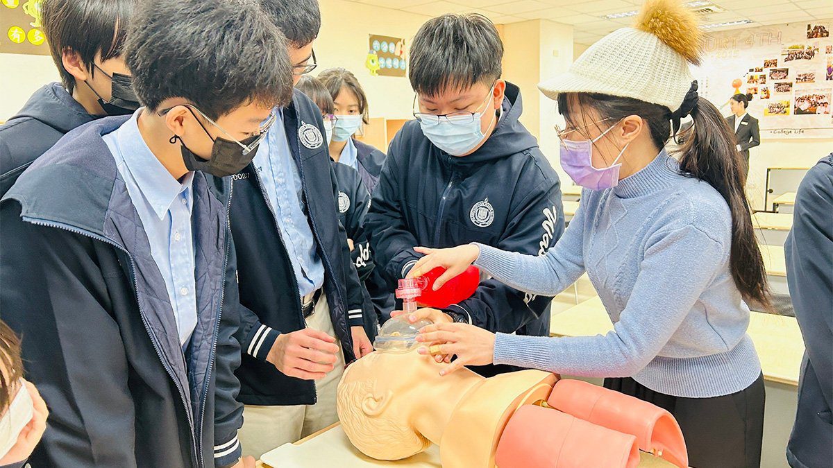 華中學生參訪輔大醫學院  體驗一日醫師