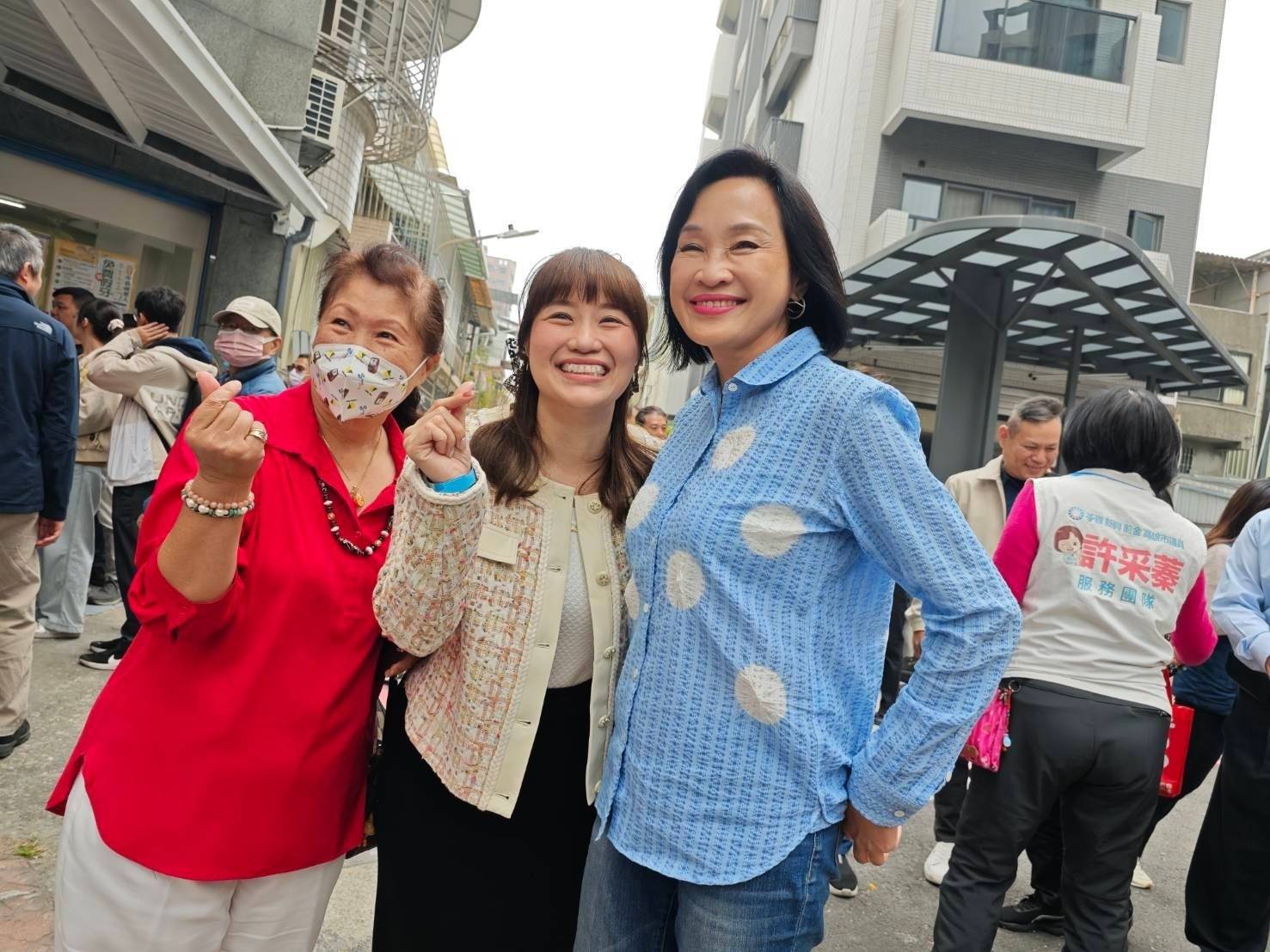 柯志恩.許采蓁成立聯合服務處 70多位藍綠里長出席祝賀 柯志恩.許采蓁成立聯合服務處 70多位藍綠里長出席祝賀