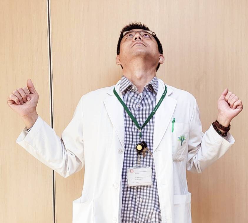 輕熟女美甲霧眉師長期貓背低頭致頸肩臂痠麻痛無力 「活動式人工頸椎間盤」協助恢復正常生活 輕熟女美甲霧眉師長期貓背低頭致頸肩臂痠麻痛無力 「活動式人工頸椎間盤」協助恢復正常生活