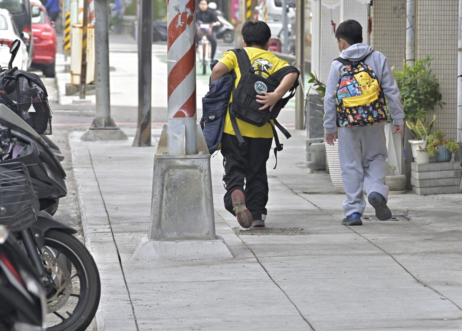 高市楠梓樂群路人行道翻新 提升社區通行品質 高市楠梓樂群路人行道翻新 提升社區通行品質