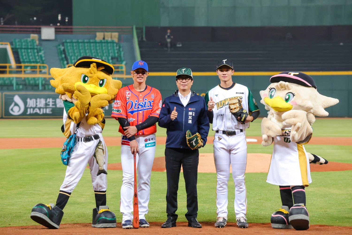 陳其邁澄清湖棒球場開球│台鋼雄鷹迎戰日本新潟隊 陳其邁澄清湖棒球場開球│台鋼雄鷹迎戰日本新潟隊