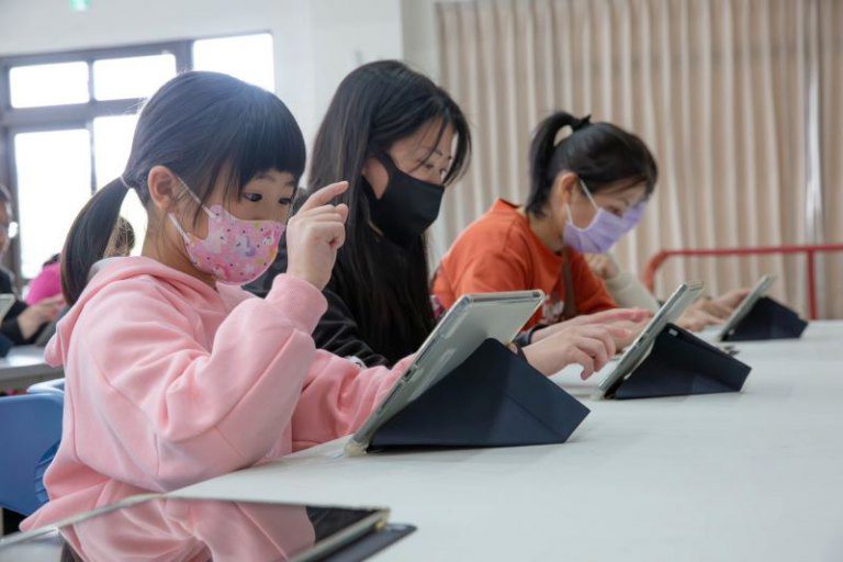 親子共學迎向數位新時代！　竹市家長數位知能推廣課程青草湖國小登場