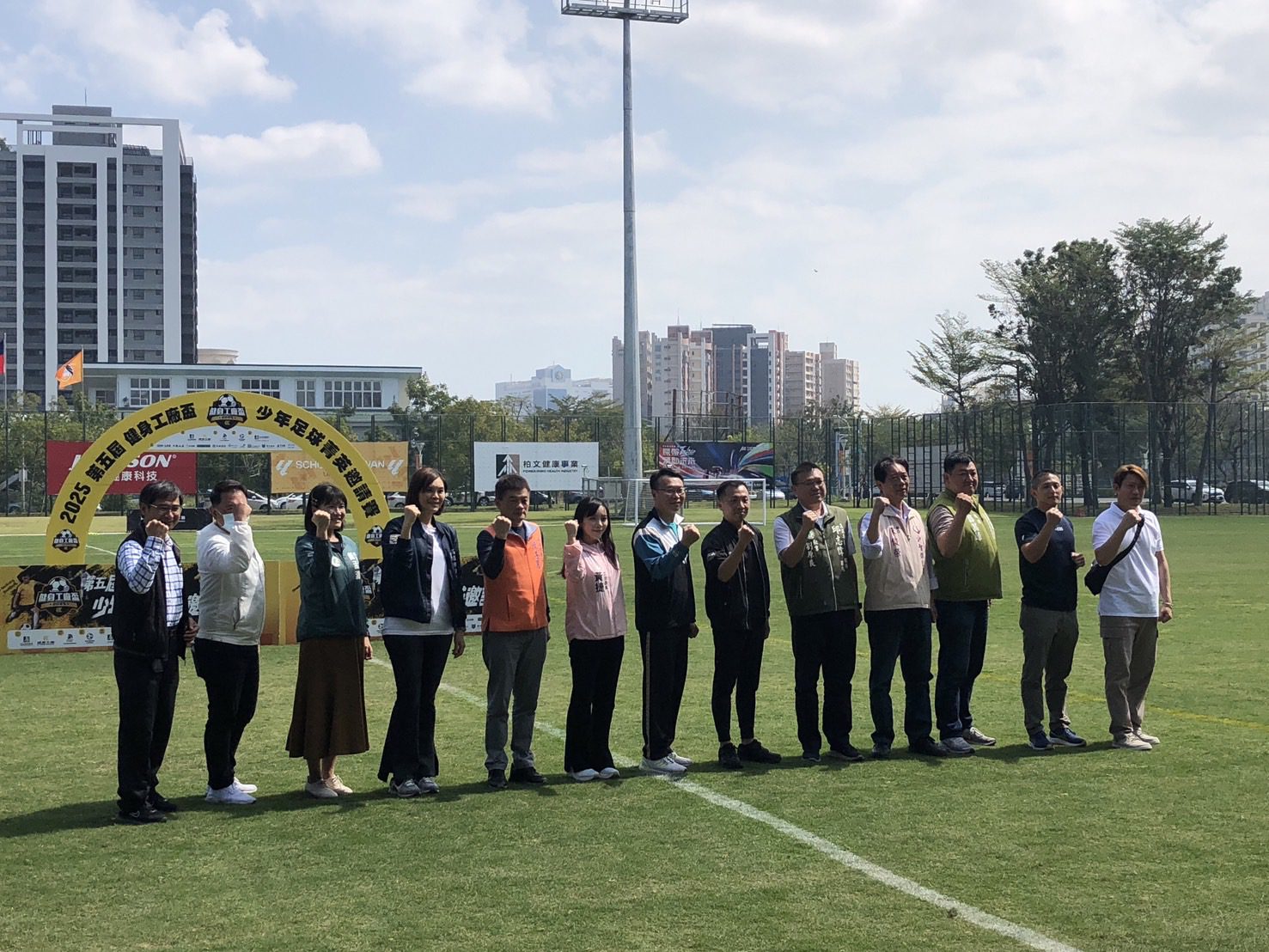 第五屆健身工廠盃足球菁英賽盛大開幕 來自全國的76支隊伍競技 第五屆健身工廠盃足球菁英賽盛大開幕 來自全國的76支隊伍競技