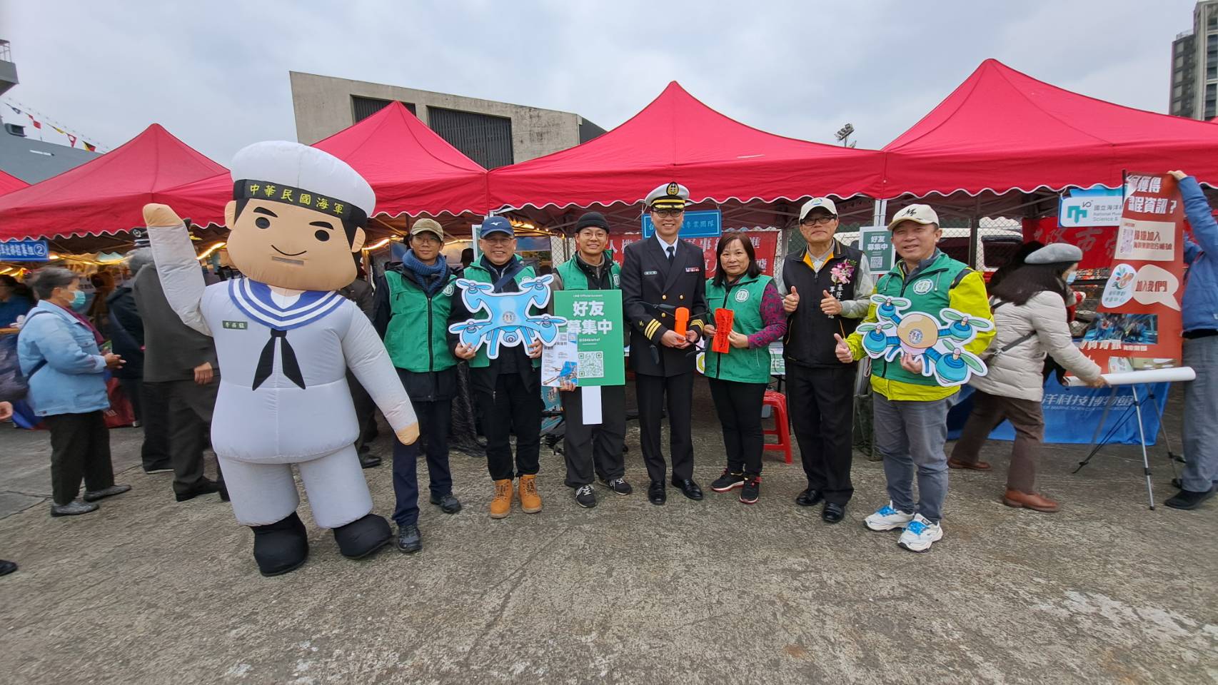 台續公司執行長王俐崎（右三）與基隆市軍人服務站科專員一起頒贈慰問金，基隆後支部政戰處楊處長（左5）代為受贈。