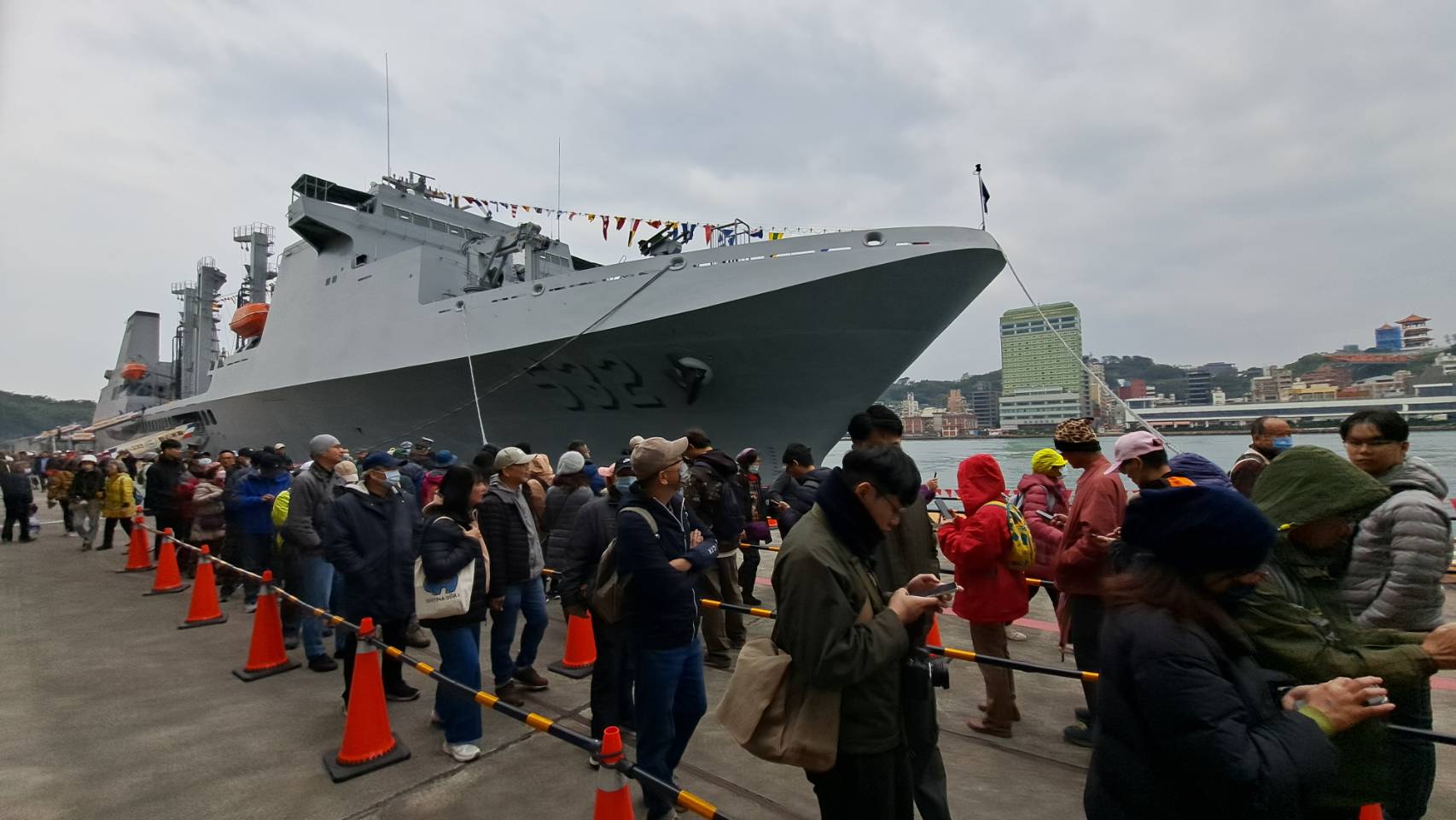 海軍敦睦遠航訓練支隊今年納編磐石軍艦、武昌軍艦及鄭和軍艦，3艘軍艦16日停靠基隆港西3、西4碼頭，17、18日上午9時至下午3時，開放民眾登艦參觀，17日一早就有大批民眾不畏寒風排隊準備登艦參觀。