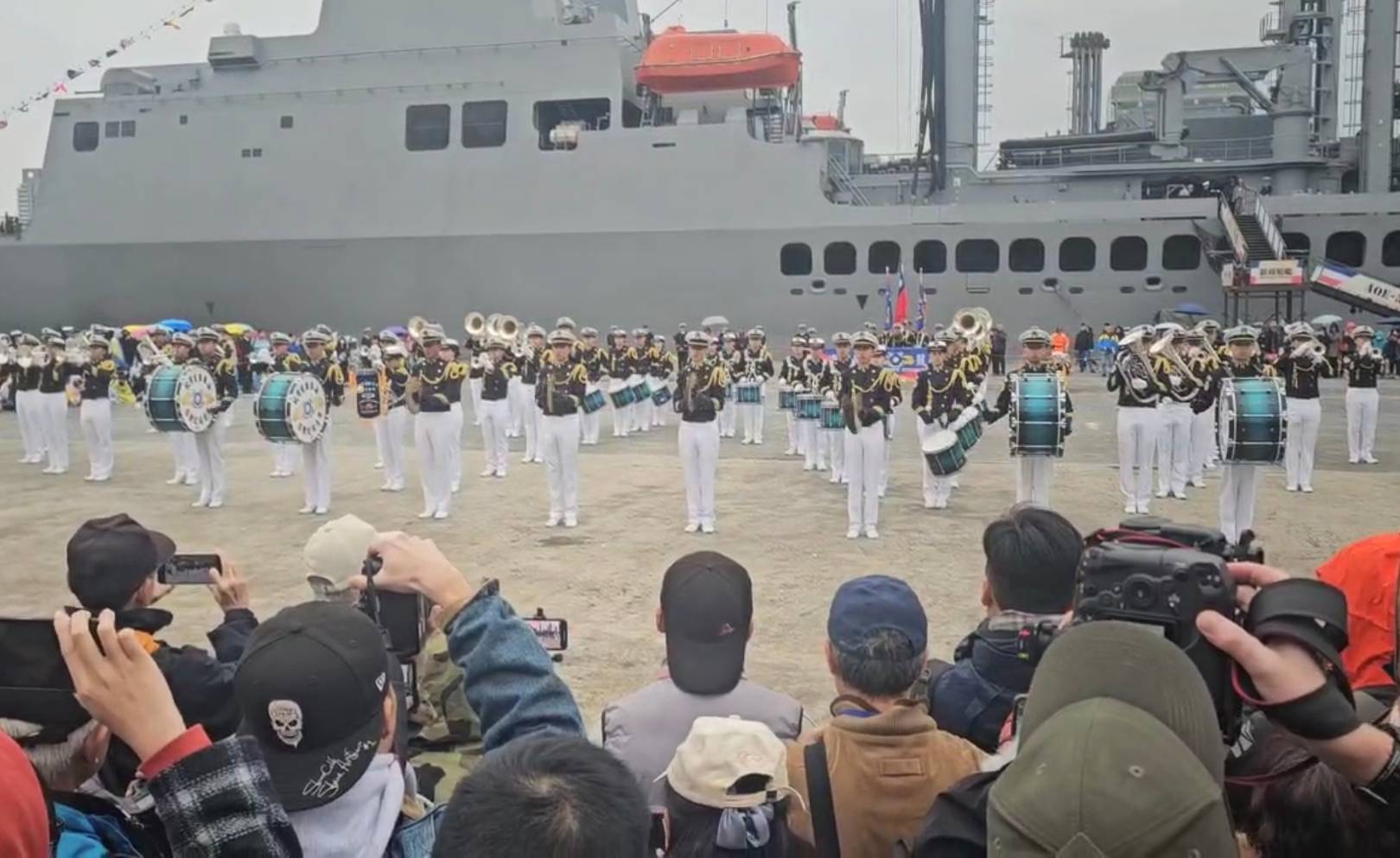 海軍敦睦遠航訓練支隊抵達基隆港,海軍官校學生鼓號樂隊、海軍樂儀隊也在現場做精彩表演,吸引了許多民眾觀賞。