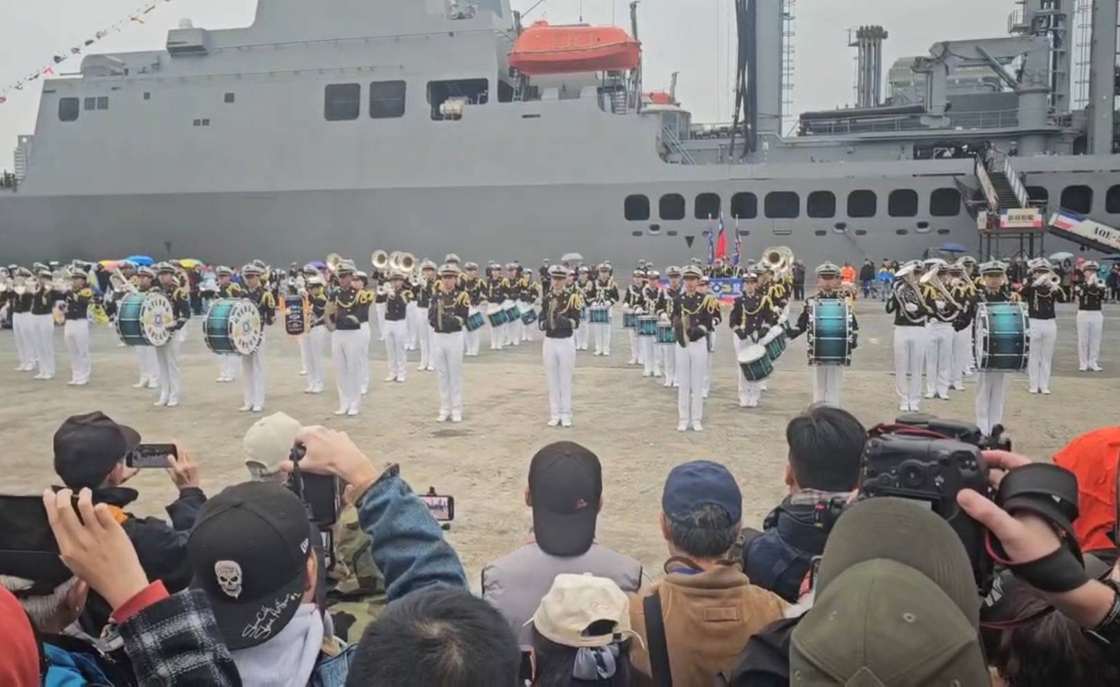 海軍敦睦遠航訓練支隊抵達基隆港，海軍官校學生鼓號樂隊、海軍樂儀隊也在現場做精彩表演，吸引了許多民眾觀賞。