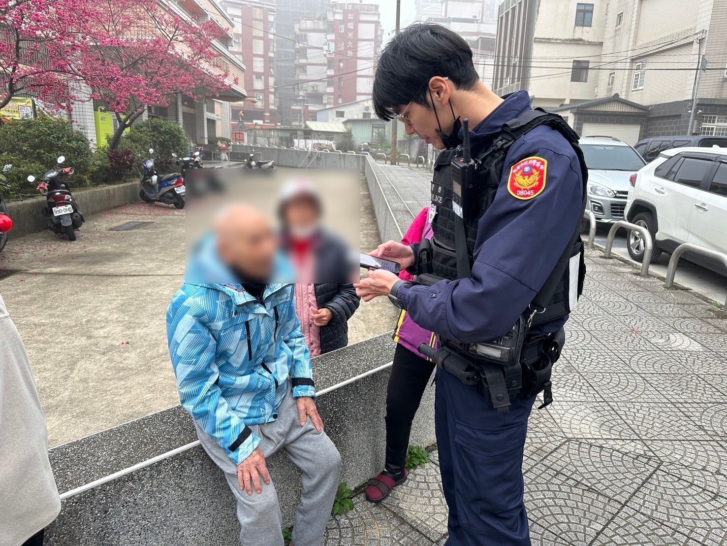 9旬翁1原因坐人行道 平鎮巡警暖心護送返家 9旬翁1原因坐人行道 平鎮巡警暖心護送返家
