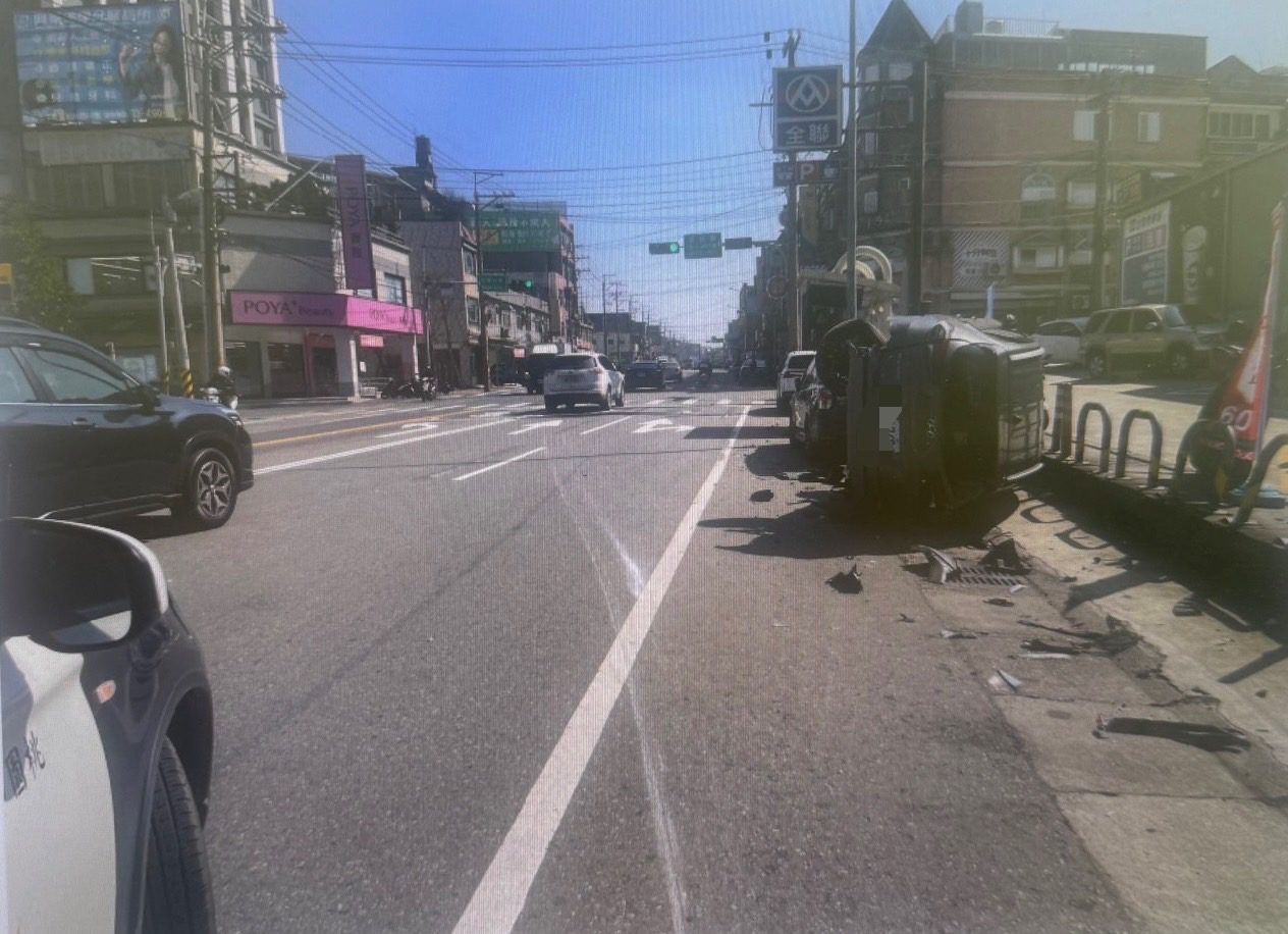 【有片】又是酒駕!男駕駛馬路直直撞 無辜小客車慘被撞翻 【有片】又是酒駕!男駕駛馬路直直撞 無辜小客車慘被撞翻