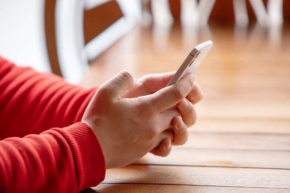 老師在群組報明牌讓你穩賺不賠?男子借錢投資血本無歸 老師在群組報明牌讓你穩賺不賠?男子借錢投資血本無歸