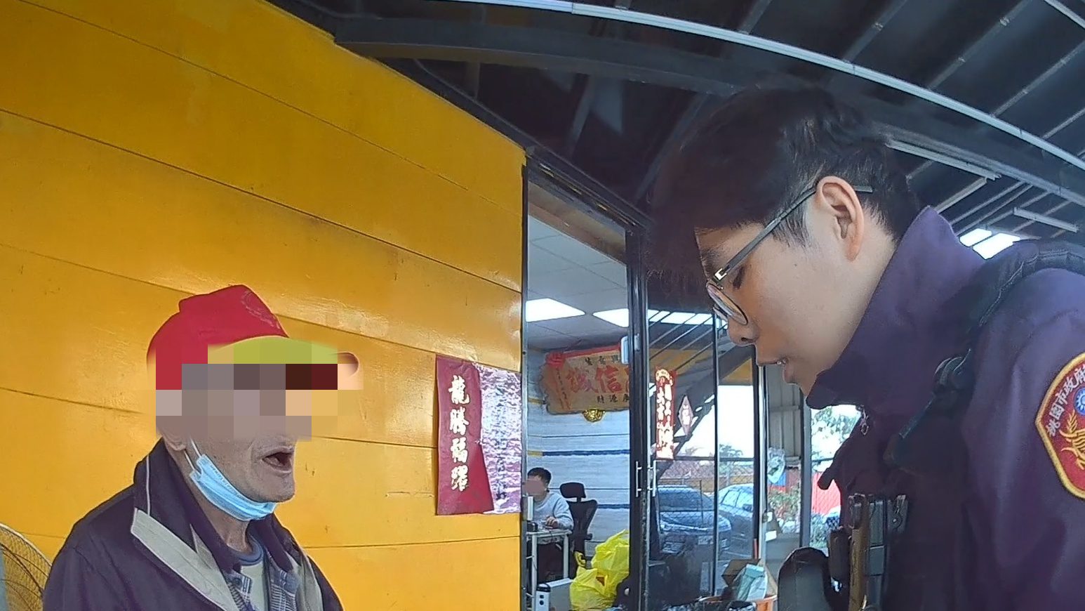 7旬翁呆坐二手車行 壢警暖心助返家 7旬翁呆坐二手車行 壢警暖心助返家