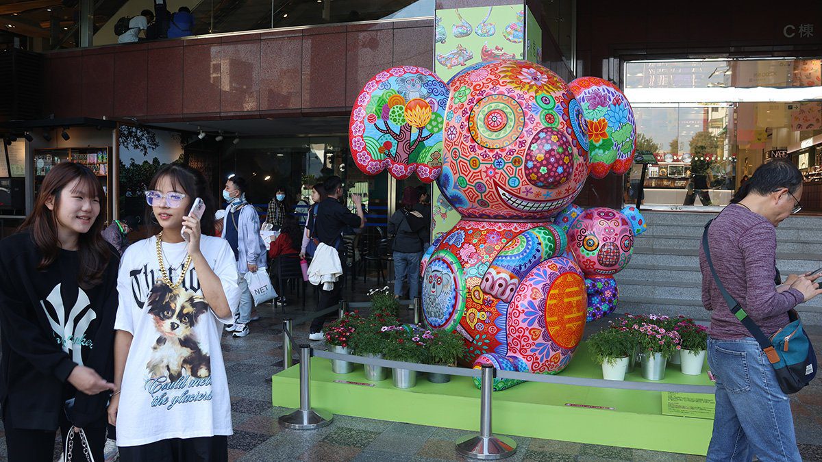 洪易《抱抱春彩》個展登場 義賣助偏鄉學童圓夢 洪易《抱抱春彩》個展登場 義賣助偏鄉學童圓夢