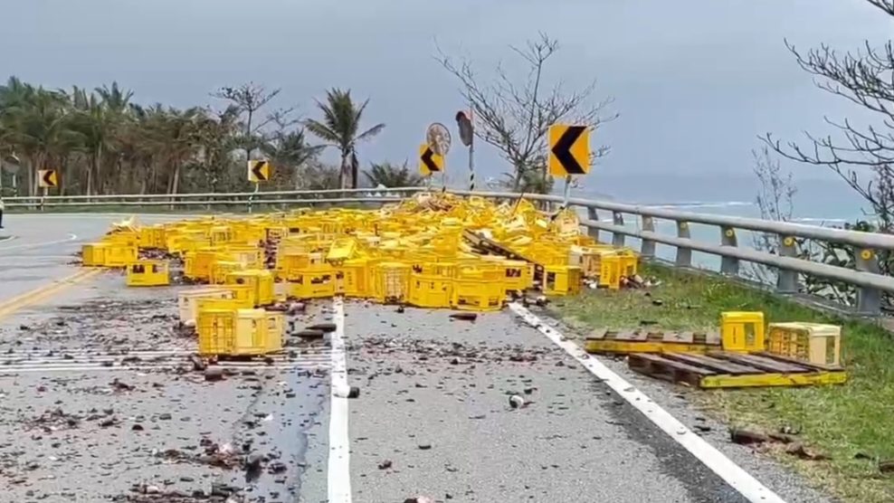 公賣局瓶裝米酒掉落路面 造成臺11線南北雙向車道受阻 公賣局瓶裝米酒掉落路面 造成臺11線南北雙向車道受阻