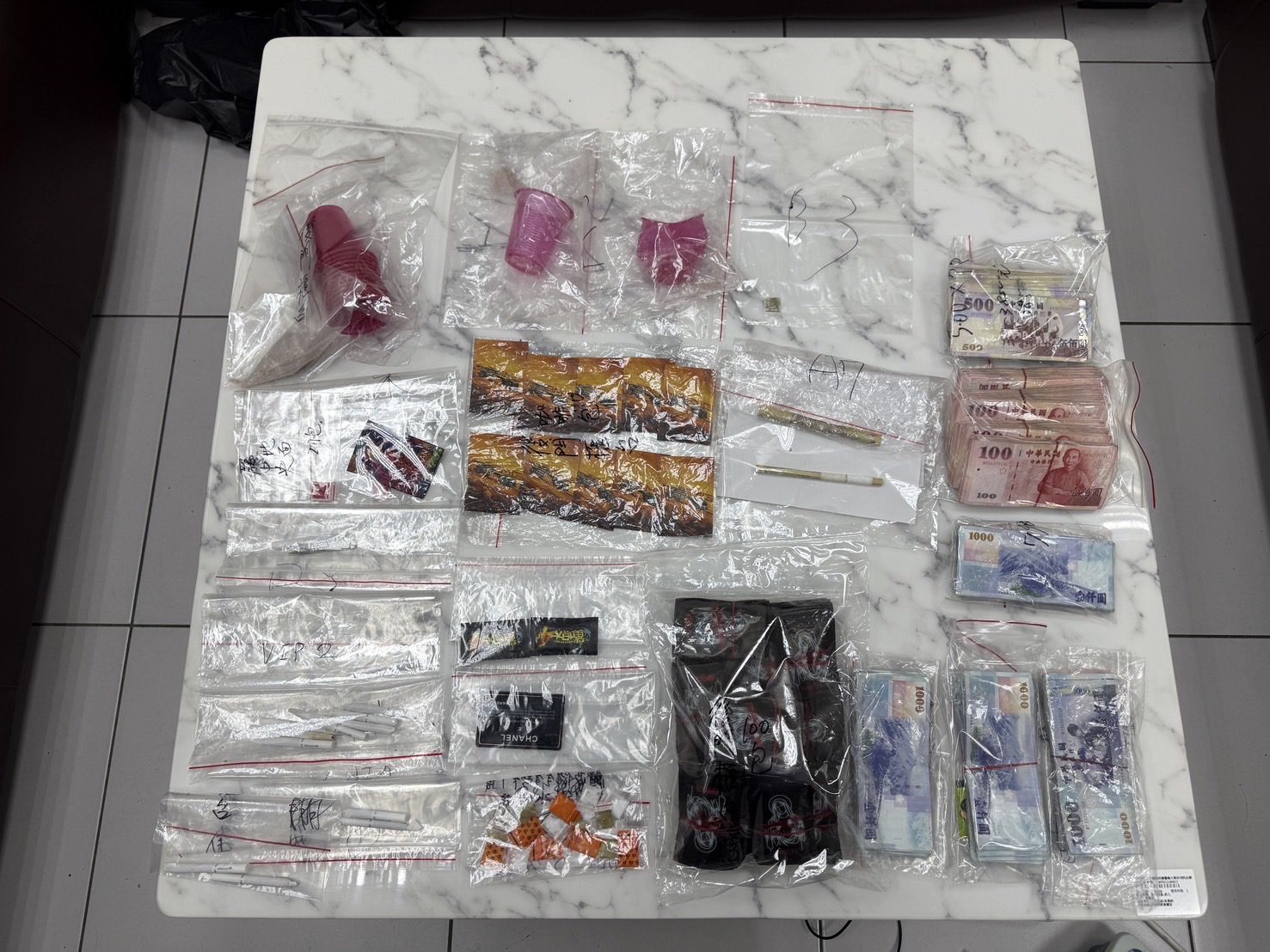 桃警跨縣市抓涉毒移工舞廳 出動3台巴士帶回138人驗尿 桃警跨縣市抓涉毒移工舞廳 出動3台巴士帶回138人驗尿