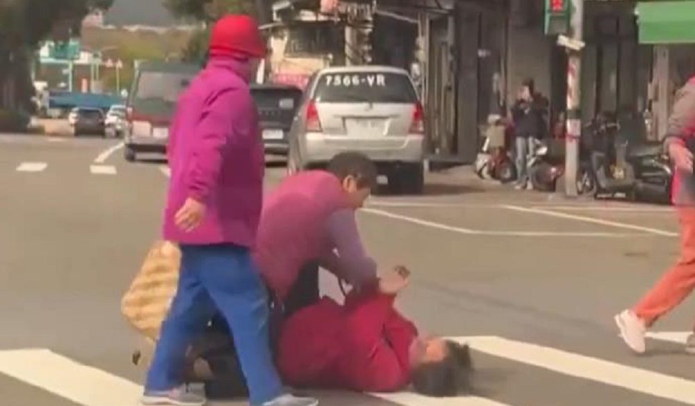 【有片】楊梅阿嬤馬路上大打出手 網友歪樓:都穿桃紅色 【有片】楊梅阿嬤馬路上大打出手 網友歪樓:都穿桃紅色
