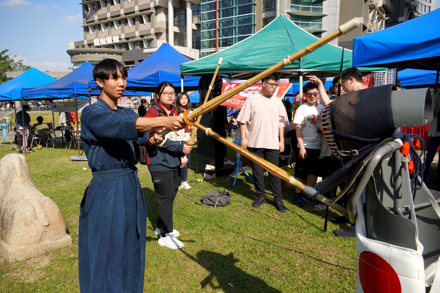 正修社團博覽會熱門登場 劍玉社考驗專注力  劍道虎虎生風
