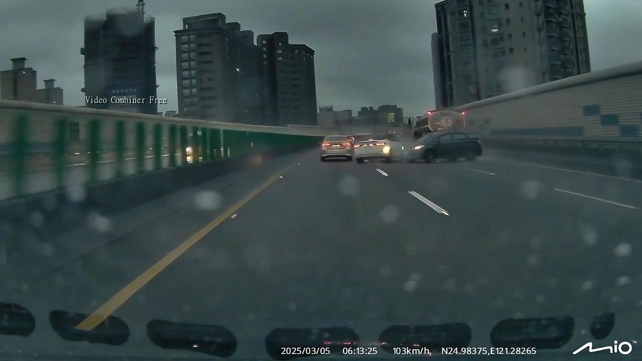 【有片】國2南桃園段2車變換車道互撞 網:雙人芭蕾? 【有片】國2南桃園段2車變換車道互撞 網:雙人芭蕾?