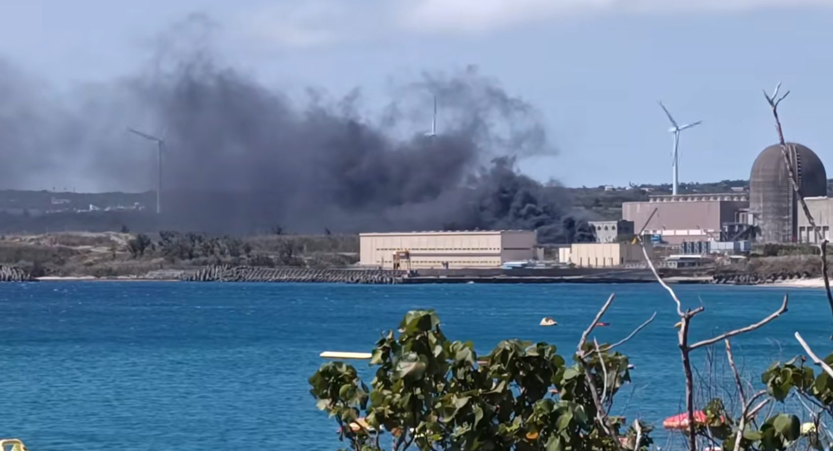 核三廠冷卻水塔外廢棄物燃燒 火勢撲滅安全無虞 核三廠冷卻水塔外廢棄物燃燒 火勢撲滅安全無虞