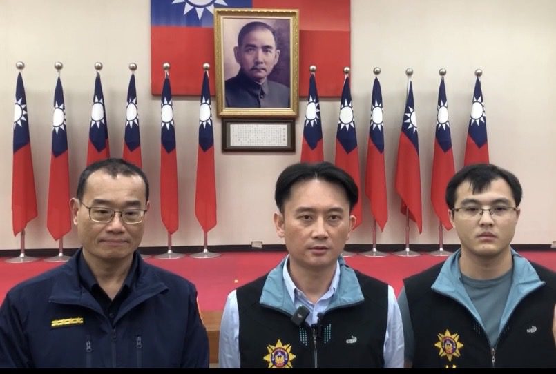 竹縣警破獲黑幫軍火庫 搜出36把長短槍械、300餘發子彈 竹縣警破獲黑幫軍火庫 搜出36把長短槍械、300餘發子彈