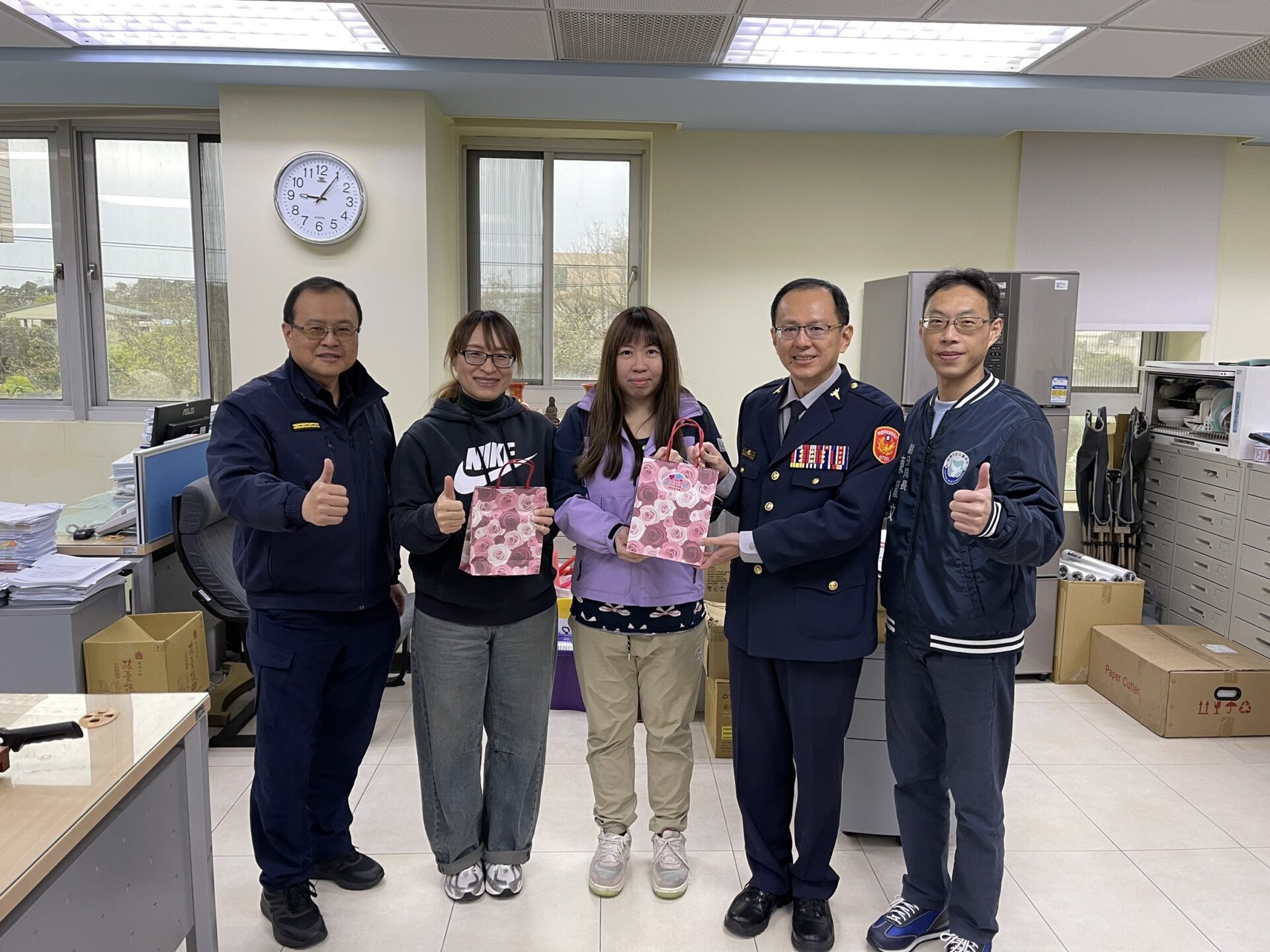 龍潭分局慶祝國際婦女節 暖送女警面膜、甜點