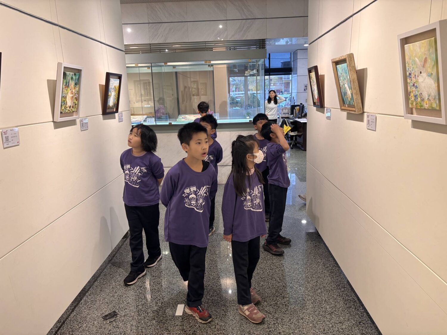 彰化成美藝廊藝術教育深耕永靖 攜手苗苗老師帶領學童體驗創作之美 彰化成美藝廊藝術教育深耕永靖 攜手苗苗老師帶領學童體驗創作之美