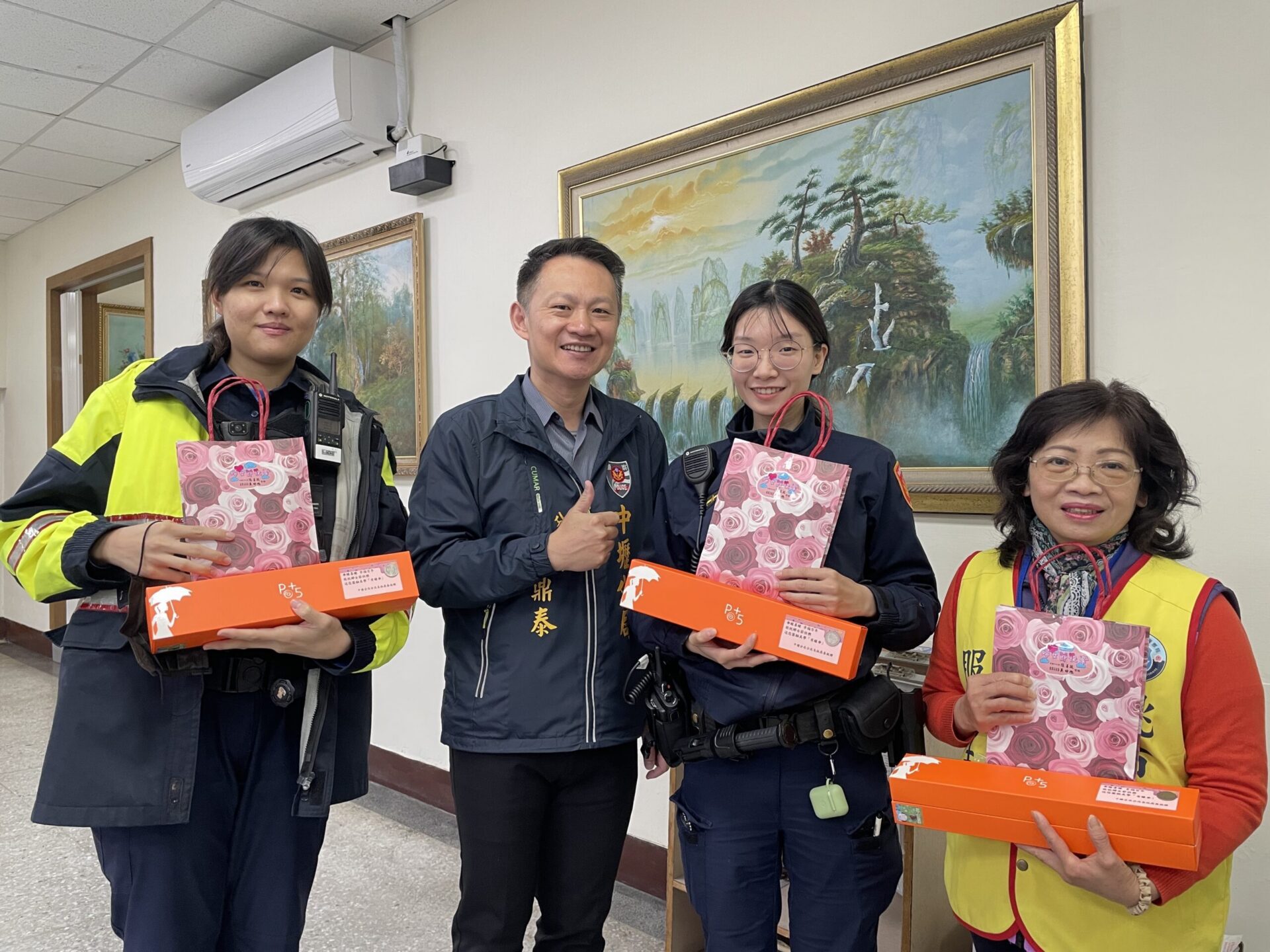 壢警歡慶38婦女節 局長林鼎泰送女警這暖心禮物 壢警歡慶38婦女節 局長林鼎泰送女警這暖心禮物