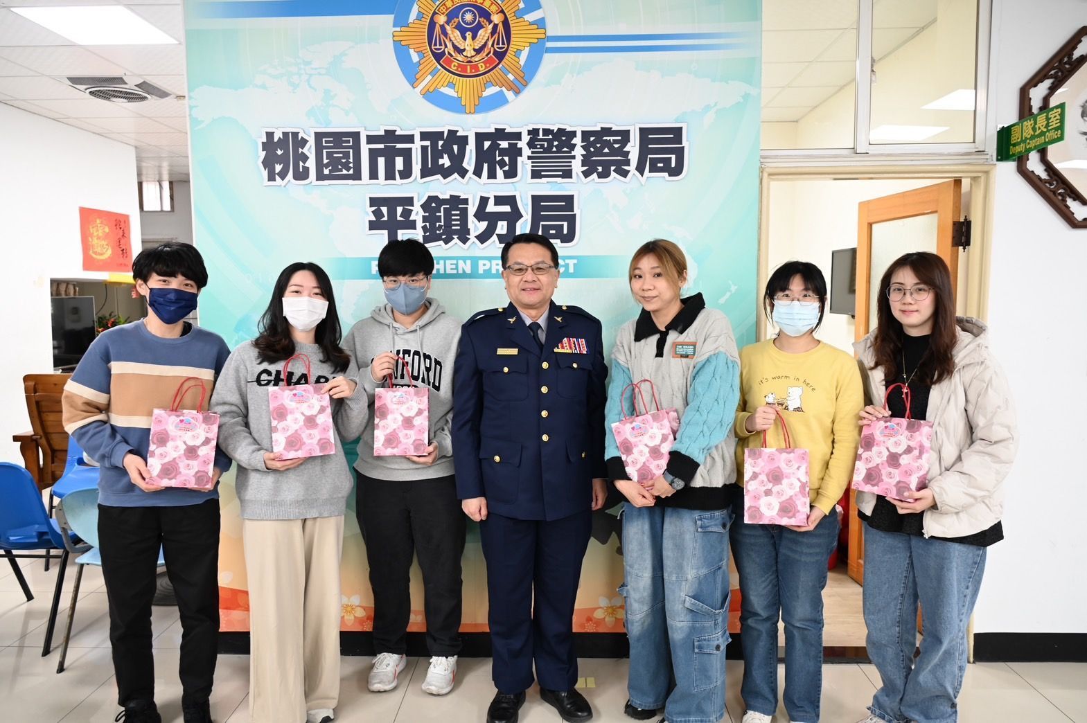 婦女節前夕送祝福 平警暖贈女警、志工護手霜 婦女節前夕送祝福 平警暖贈女警、志工護手霜