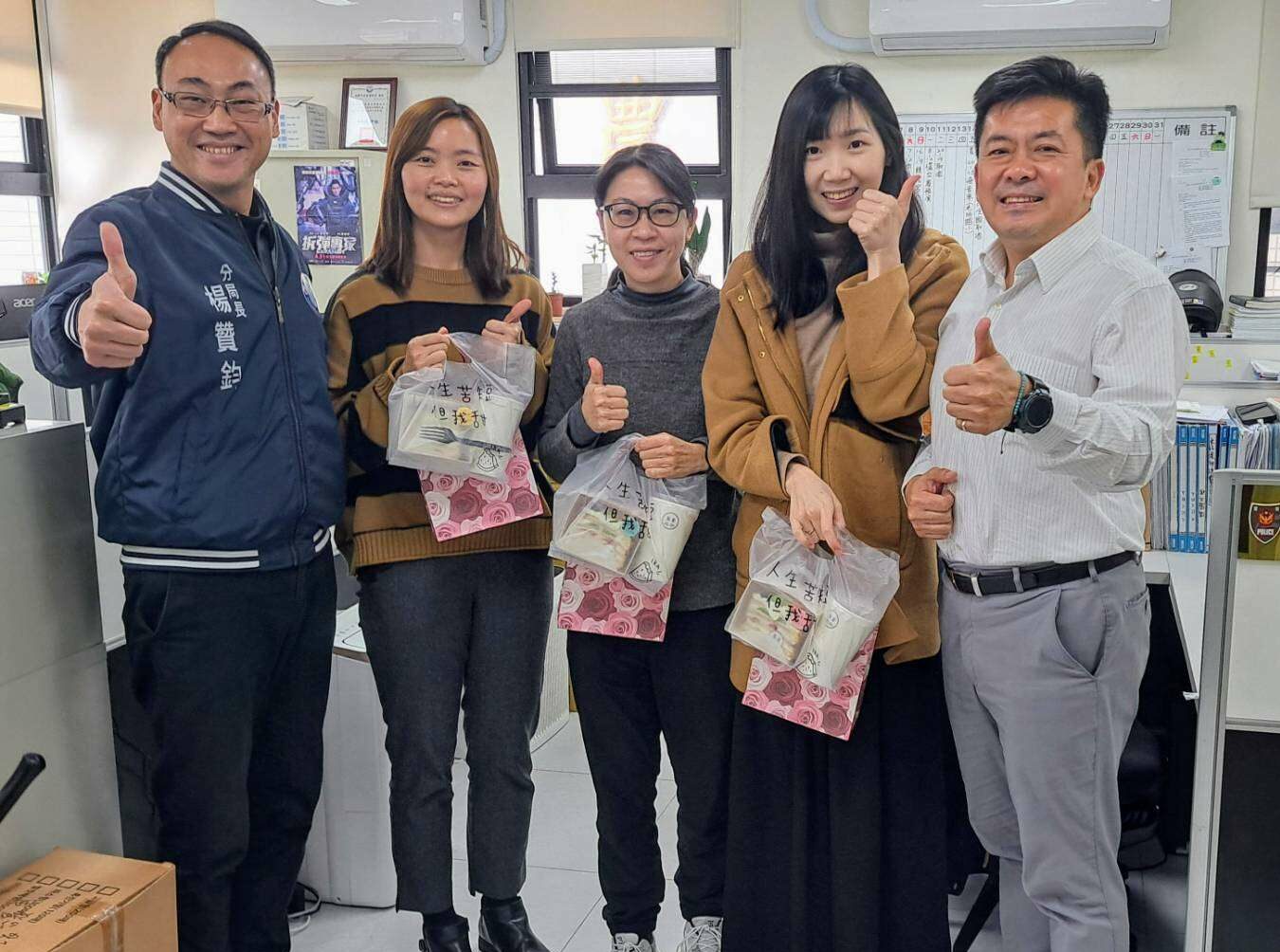 蘆竹分局國際婦女節送心意 贈鮮花、蛋糕感謝女力貢獻 蘆竹分局國際婦女節送心意 贈鮮花、蛋糕感謝女力貢獻