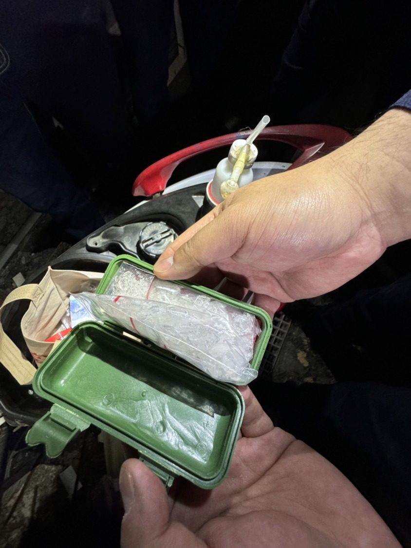 嫌犯棄車翻牆逃逸 旗津警佈網圍捕人贓俱獲 嫌犯棄車翻牆逃逸 旗津警佈網圍捕人贓俱獲