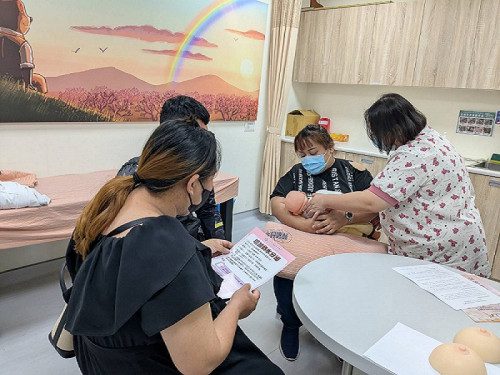 「母乳哺育 屏東同行」醫療團隊陪伴媽咪成功哺餵 「母乳哺育 屏東同行」醫療團隊陪伴媽咪成功哺餵