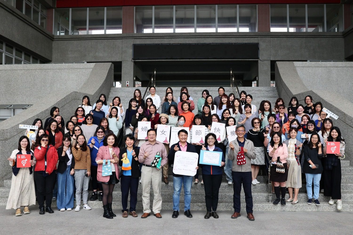 高大校長陳啓仁率隊婦女節送暖  贈女性教職員專屬手提袋表感謝