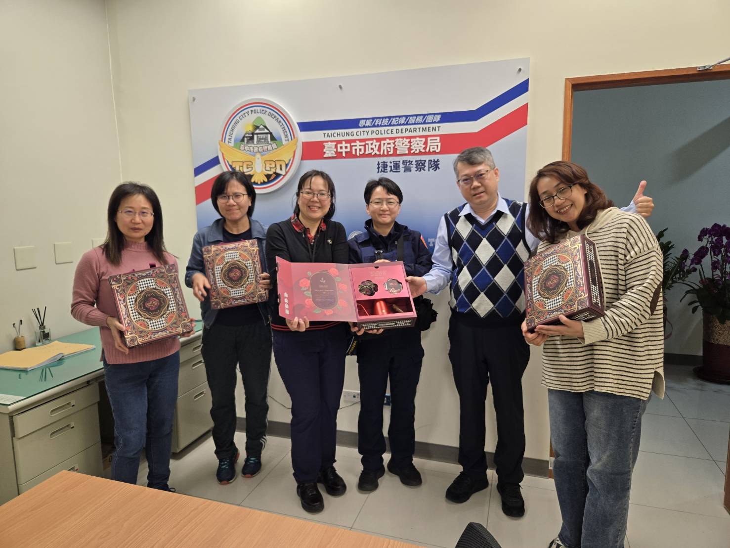 中捷警察隊慶祝婦女節 暖心送玫瑰咖啡給最美「女王」