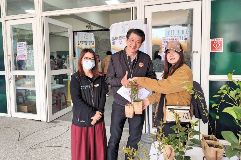 結合生態綠化與職業發展 林保署新竹分署植樹贈苗結合桃竹苗分署徵才活動苗栗登場 結合生態綠化與職業發展 林保署新竹分署植樹贈苗結合桃竹苗分署徵才活動苗栗登場