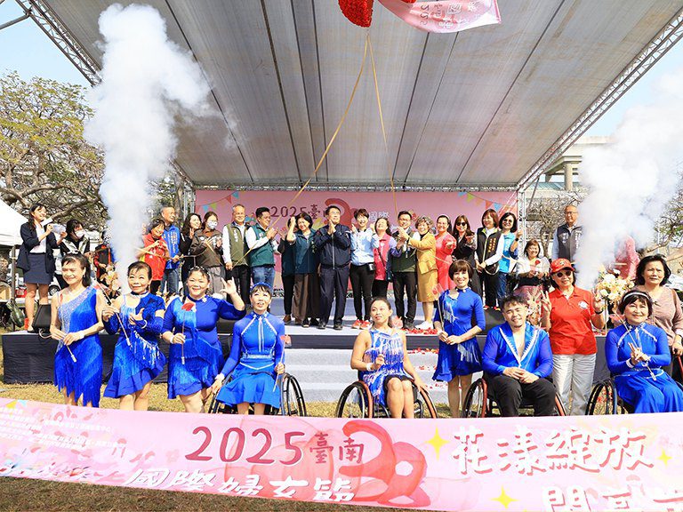 臺南歡慶2025國際婦女節 偉哲市長現場分送火鶴花 臺南歡慶2025國際婦女節 偉哲市長現場分送火鶴花