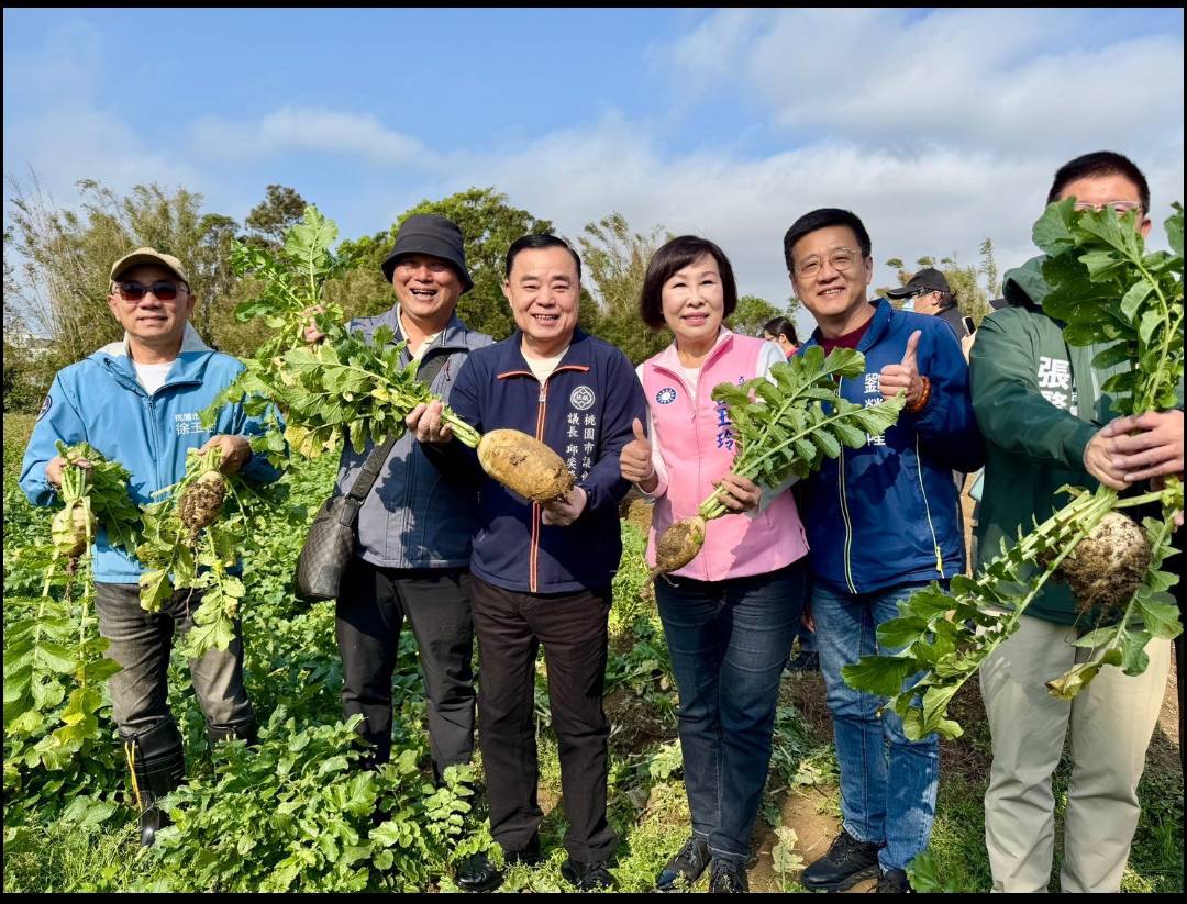 「拔」得親子好關係！邱奕勝議長與孩童同樂體驗農村生活