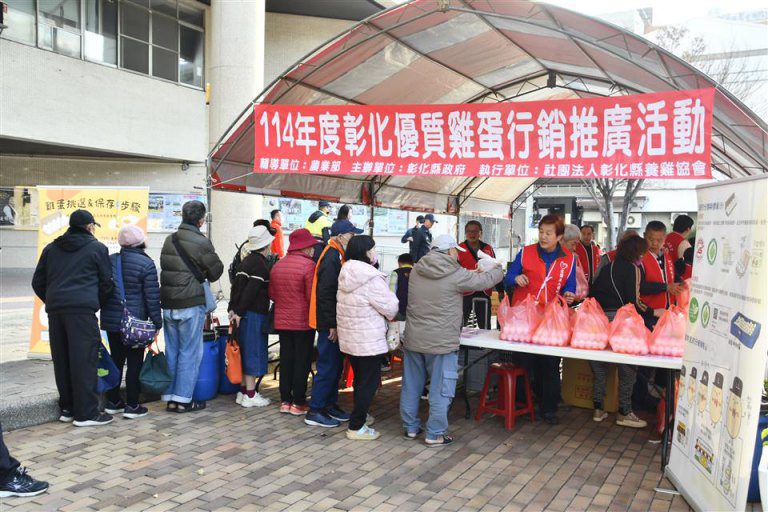 彰化雞蛋促銷4盒100元加送蛋製品 早上5點半排隊搶頭香! 彰化雞蛋促銷4盒100元加送蛋製品 早上5點半排隊搶頭香!